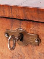 Régi fadoboz kulccsal, a tetején kismadarat ábrázoló fa intarziával (zsanérhibás, néhol kis sérülése...