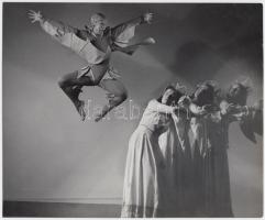 cca 1930 Leichtner Erzsébet: Táncosok. műtermi, vintage fotó, pecséttel jelezett, 17x21 cm