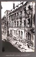 cca 1945-1955 Fotóalbum a budai vár épületeinek állapotáról, 9 db beragasztott 12x18 cm fénykép, képaláírásokkal; építészeti és várostörténeti szempontból egyaránt érdekes tétel