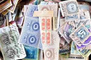 Több, mint 1500 db okmánybélyeg bonbonos dobozban