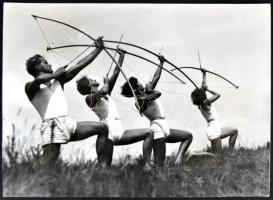 cca 1940-1950 Sport és mozgásművészet, szinkron mozdulatok 1 db sajtófotó; megjelent az Ünnep c. magazin 21. számában 13x18 cm