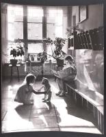 Cca 1960-1970 Domonkos Zoltán, a Csepel Autó fotóriporterének Előcsarnok című vintage fotója, 30x24 cm-es méretben; feliratozva