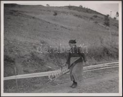 cca 1940 Ciprusi kötélverő. Sajtófotó feliratozva cca 1940 Ciprus rope-maker 24x30 cm