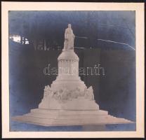 cca 1894-1900 Kossuth Lajos síremlékének tervezésére kiírt pályázat egyik jutalmazott pályaműve; Vas Victor és Philipp István szobrászok tervéről készült 17x17 cm-es fotó, 19x19 cm-es kartonon