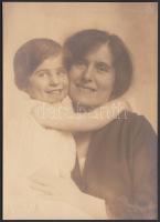 cca 1910-1920 Máté Olga (1878&#8211;1961) vintage fotója, pecsétel jelzett; 16x12 cm