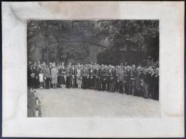 cca 1930 Csoportkép 5 katonatiszttel és egy pappal, akik számos kitüntetést viselnek; 18x24 cm-es képméret