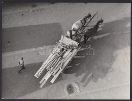 1971 Benkő Imre (1943): Lovaskocsi; sajtófotó, feliratozva, 9x12 cm