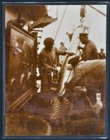 1916 Torpedó beemelése a fedélzetre /  Taking torpedo on deck, 8x10,5cm