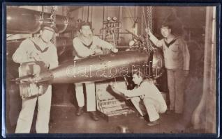 1916 Torpedó előkészítése /  Preparing torpedo on deck, 8x13cm