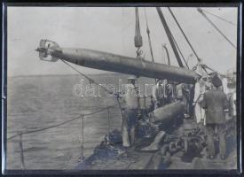 cca 1915 Torpedó előkészítése a fedélzeten /  Preparing torpedo on deck, 8x11cm