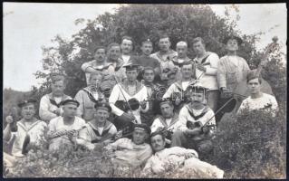 1918. máj. 5. Ünneplő haditengerészek a puntisellai (pulai) állomáson, fotólap /  K.u.k. mariners at Puntisella (Pula) military station, photo card