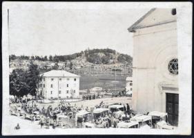1916 Dél-tiroli kisváros, katonai gépkocsioszlop pihenője a főtéren, fotólap, hátoldalán korabeli jegyzet /  Town in South-Tirol, k.u.k. military unit having rest, photo card