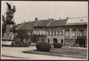 1943 Angelo: Honvédszobor a Dísz-téren; vintage fotó, pecsétnyomóval, feliratozva, 15x23 cm