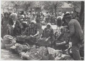 cca 1950-es Ék Sándor: Kiskunhalasi piac; vintage fotó, jelzetlen, a szerző hagyatékából; 13x18 cm