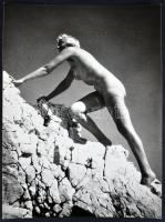 cca 1930-1940 Dr. Csörgeő Tibor (1869-1968): Sziklamászós akt; vintage fotó, jelzetlen, a szerző hagyatékából; 18x24 cm-es méretben