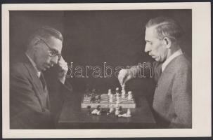 1948 Dr. Sevcsik Jenő (1899-1996): Önarckép; trükkfotó, kettős expozíció, önmagával sakkozik; vintage kópia, levlap méretben