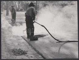 cca 1940-1950 Reich Péter Cornel: Útjavítók, vintage szociófotó, pecséttel jelezve, 17x22 cm