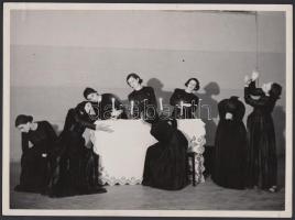 1936 Szőllősy Kálmán (1887-1976): Halottas teremben c. vintage fotója a Szentpál Olga mozgásművészeti iskola csoportjáról; feliratozva a jelenetben szereplők nevével; 18x24 cm