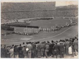 cca 1950 Vadas Ernő (1899-1962): Sportünnepély a Népstadionban, vintage fotó, 18x24 cm (kissé foltos)