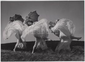 cca 1930-1940 - Szendrő István vintage fotója három táncos hölgyről; jelzetlen, de a szerző hagyatékából 17x23 cm
