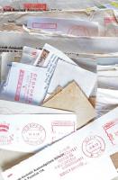 Kis karton doboz tele gépi bélyegzésű kivágásokkal és néhány levél