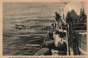 Ein Rettungsboot bringt Besatzung und Fahrgäste an Bord des deutschen Kriegsschiffes / Lifeboat and German warship, Német hadihajó és mentőcsónak