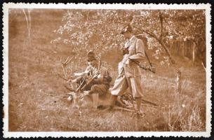 1933 Vadászok az elejtett szarvassal, képeslap fotó, 8×13 cm