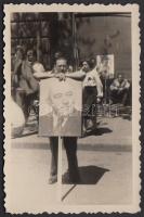 Cca 1950 Megfáradt felvonuló Rákosi táblával, 8×5 cm