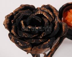 Futó István (1970-): Antikolt rózsás gyertyatartó, kovácsolt vas, jelzett, hibátlan, 23×11 cm, m:9 c...