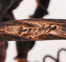 Futó István (1970-): Antikolt szölőfürtös bortartó, kovácsolt vas, jelzett, hibátlan, 29×12 cm, m:19...