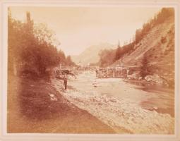 cca 1880 Divald Károly: A magas Tátrából - Aus der hohen Tátra: Koronahegy a Dunajecz partján Divald Károly eperjesi műterméből, kartonra kasírozva, 32x24cm