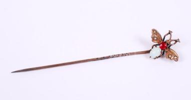 1872-1902 Aranyozott ezüst (Ag) nyakkendőtű méhecske formájú, gyöngyházzal, rubinnal és opállal díszített végződéssel, monarchiabeli behozatali jeggyel /  Gold plated silver tie pin with nacre, ruby and opal on its bee shaped ending, 6,5cm, 1,3gr