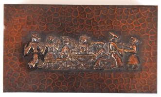 Népi mulatsággal díszített réz dobozka, 18×10 cm