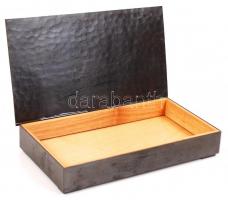 Népi mulatsággal díszített réz dobozka, 18×10 cm