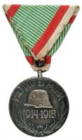 1929. Magyar Háborús Emlékérem kardokkal, sisakkal "Pro Deo et Patria" ezüstözött kitüntetés mellszalagon "BRONZ" jelzéssel T:2 Hungary 1929. Commemorative Medal for World War I for combatants, silver plated Br medal on wartime ribbon C:XF