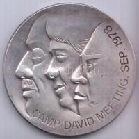 Izrael 1978. "Camp David / Izraeli-Palesztin kiegyezés" ezüstözött sorszámozott (3449) emlékérem tanúsítvánnyal és tokban T:2 Israel 1978. "Camp David Meeting Medal" silver plated medallion with serial number 3449 in case with certificate C:XF