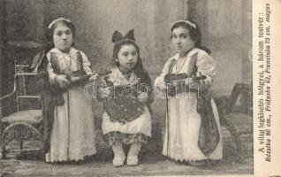 A világ legkisebb hölgyei, a három testvér: Rózsika 86 cm, Friduska 62 cm, Franciska 75 cm magas / The smallest ladies of the world, the three sisters