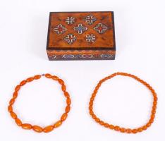 Érdekes bizsu tétel (nyakláncok, kalaptű, rúzstartó, gyűrű stb, festett fa dobozban, közte ezüst (Ag) mokkás kanállal, jelzett, nettó: 17,9, ezüst (Ag.) névjegykártyatartó, nettó:79 g, 9×5 cm