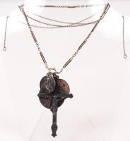 Míves kidolgozású feszület lánccal, érmékkel + (Ag.) ezüstlánc, nettó: 2,8 g