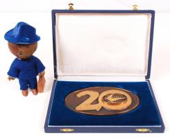 Expressz plakett dobozban + játék baba, d:9 és 14 cm, m:15 cm