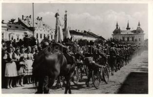 Máramarossziget bevonulás, biciklis egység / entry of the Hungarian troops, cyclist unit, Vissza So.Stpl
