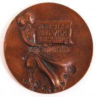 Ligeti Erika (1934-2004): Non scolae sed vitae discimus. Bronz plakett, jelzett, d:7,5 cm