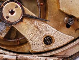 cca 1900 Ezüst (Ag) tokos, duplafedeles zsebóra porcelán számlappal, másodpercmutatóval, működik, de...