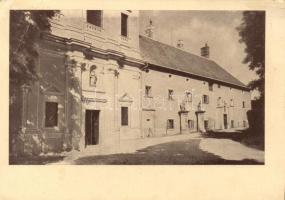 Sopron Bánfalva templom bejárata, a kármelita zárda homlokzata (fa)