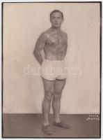 cca 1930 A Sony Photo vintage felvétele egy birkózóról, 23x17cm