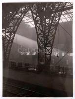 1935-1940 Osoha László: Pályaudvar. Vintage fotó, hátoldalán szerzői pecséttel jelzett, 22x17cm
