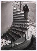 1935-1940 Osoha László: Lépcsőn. Vintage fotó, hátoldalán szerzői pecséttel jelzett, feliratozott, 22x16cm