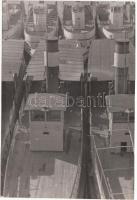 cca 1930-1940 Jermy László: Kikötött hajók. Vintage fotó, hátoldalán aláírva, 17x12cm