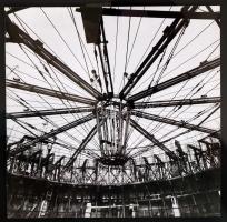 cca 1970 Urbán Tamás (1945): A Gagarin Hőerőmű hűtőtornyának építése csúszózsaluzással. Hátoldalán pecséttel jelzett, feliratozott, 17x17cm