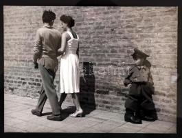 cca 1960 Dezső Pál: "Ezek a civilek". Vintage fotó, hátoldalán feliratozva, 17x23cm